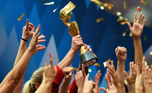 Un trofeo a la energía y la elegancia del fútbol femenino