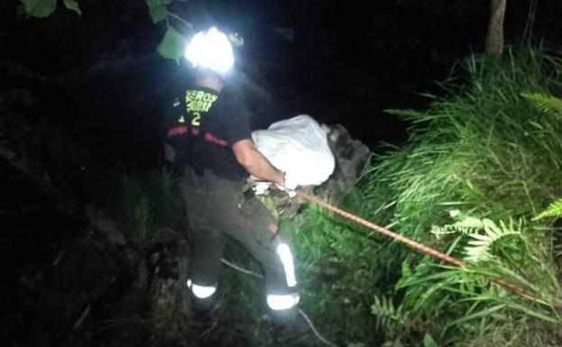 Fallece un pescador de 75 años tras despeñarse en el río Miera