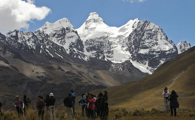 Un escalador español muere en un nevado andino boliviano y otro queda herido