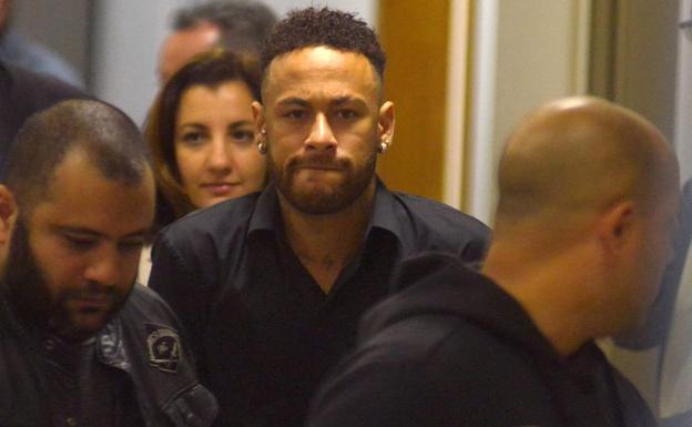 Neymar declara por difundir fotos de la mujer que le acusa de violación