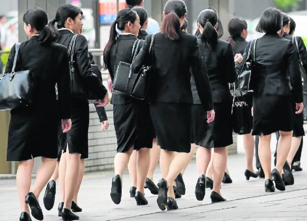 #KuToo: La rebelión de las mujeres japonesas contra la ley que las obliga a llevar tacones para trabajar