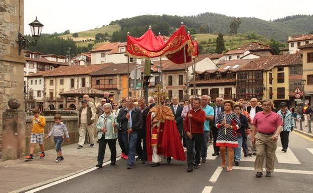 El Lignum Crucis bajó en su procesión anual a la villa de Potes