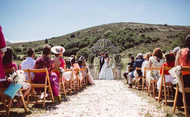 Me caso en Cantabria en una finca privada con carpa, ¿por dónde empiezo?