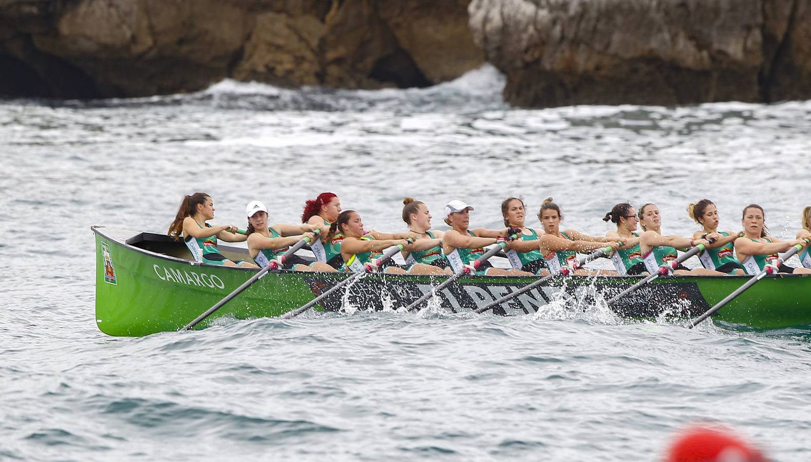 Astillero y la trainera femenina de Colindres ganan la bandera Sotileza