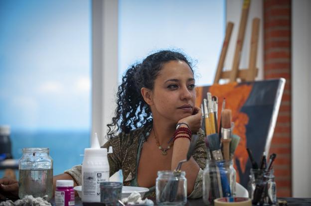 «La pintura me permite dignificar a la mujer víctima de abusos»