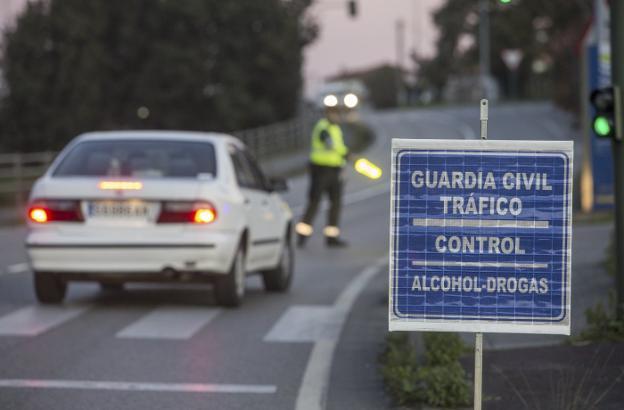 Un kamikaze y 22 positivos por alcohol y drogas en la ruta entre dos discotecas de Castro y Laredo