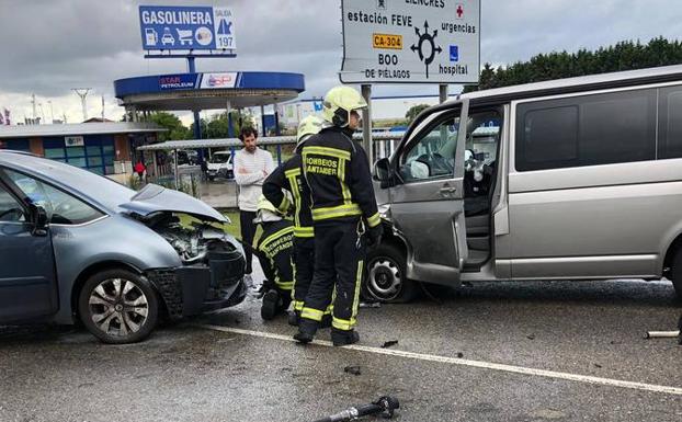 Colisión frontal sin heridos junto al hospital de Mompía