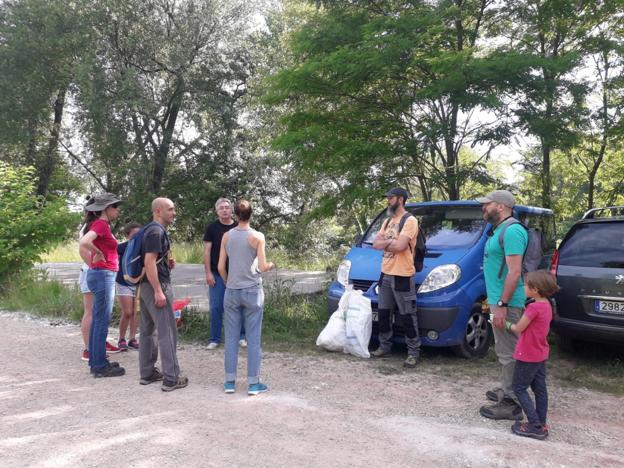 Los voluntarios limpian 'El Patatal'