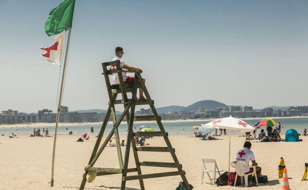 Laredo espera contar con servicio de socorrismo en su playa el 8 de julio