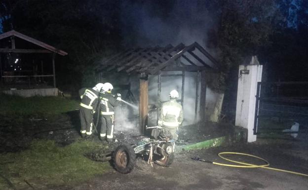 Los bomberos extinguen un incendio en el almacén de un camping de Oyambre