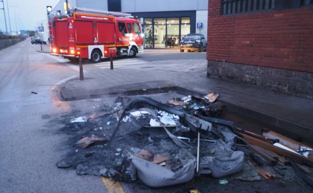 Se queman dos contenedores en la avenida de Parayas