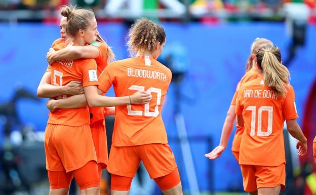 Holanda gana a Camerún y accede a octavos