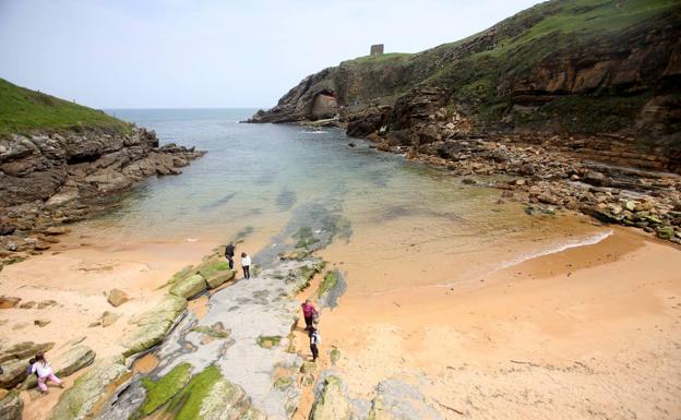 Aparece un cadáver inidentificable en la costa de Santa Justa, en Ubiarco