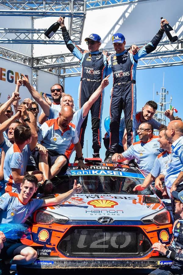 Dani Sordo y su equipo celebran la victoria en el mundial