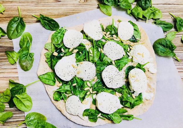 Cocina en casa una saludable pizza de mozzarella