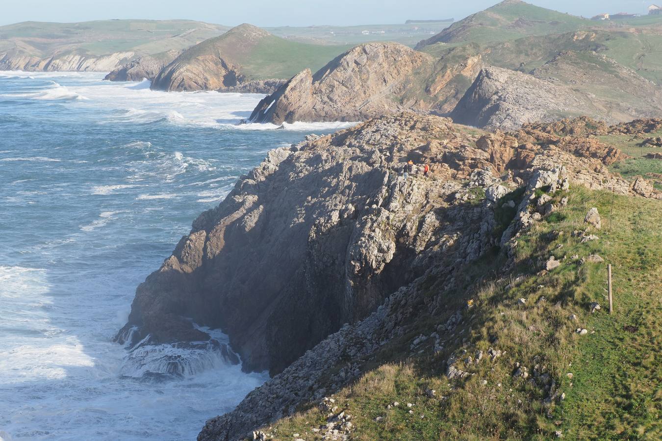 El cadaver encontrado en la costa de Ubiarco es el de una mujer de 47 años de Vitoria