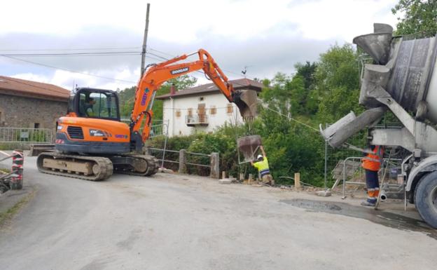 Los operarios trabajan ya en la ampliación del puente de La Lastra