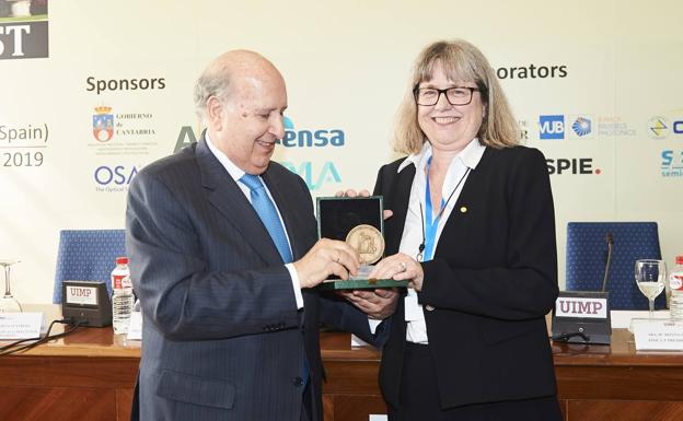 La Nobel Donna Strickland asegura en la UIMP que aún queda «mucho trabajo por hacer» para lograr la igualdad