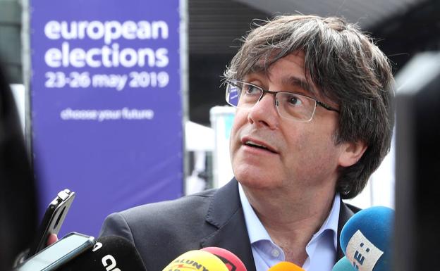 Puigdemont fía la validez de su acta como eurodiputado al precedente de tres senadores