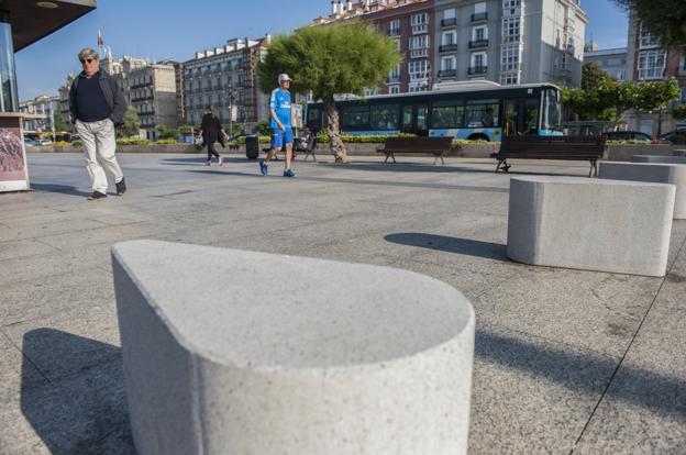 Bolardos de seguridad en el muelle de Calderón