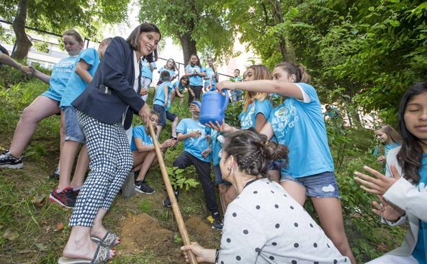 Santander planta el primer árbol de los 9.000 comprometidos por Igual para los próximos 4 años