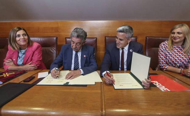 Revilla y Zuloaga firman el pacto de Gobierno, «obligados a ser leales compañeros»