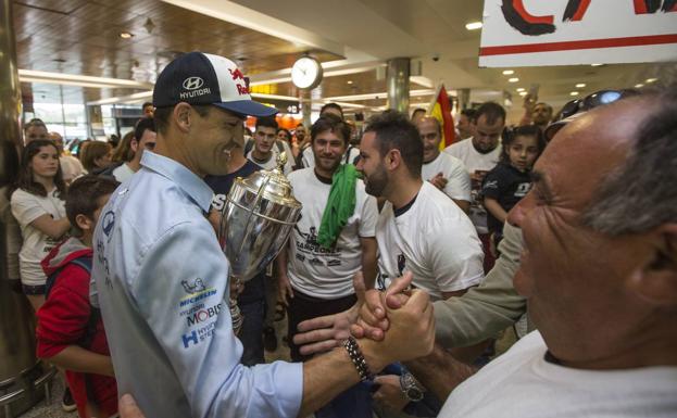 Dani Sordo, el campeón de Cerdeña, recibido como un héroe en su llegada a casa