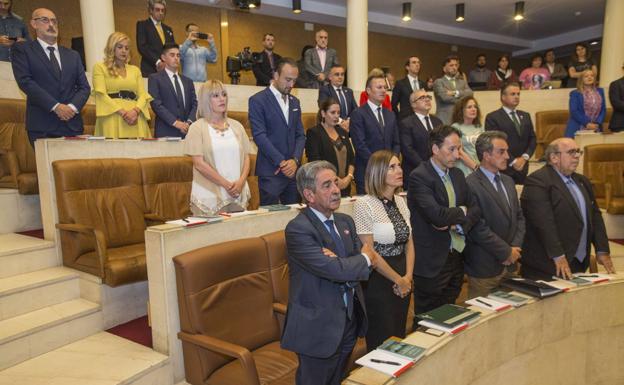 Un escaño vacío y un minuto de silencio, homenaje del Parlamento a Rafael de la Sierra