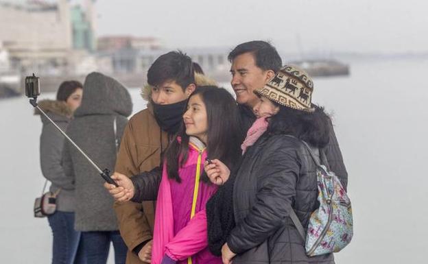 El turista español deja atrás la crisis y cada vez gasta más en Cantabria