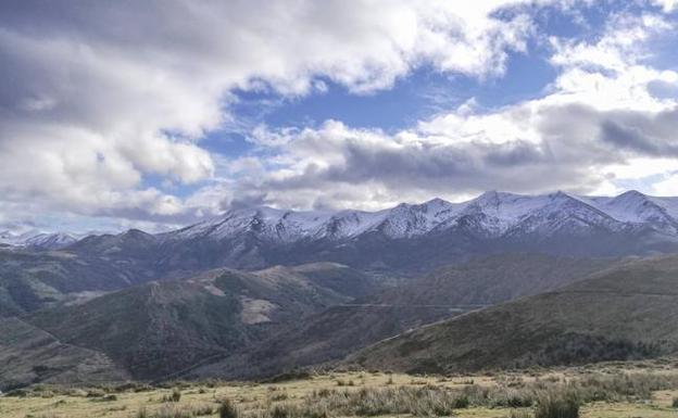 Una montaña negra y fría