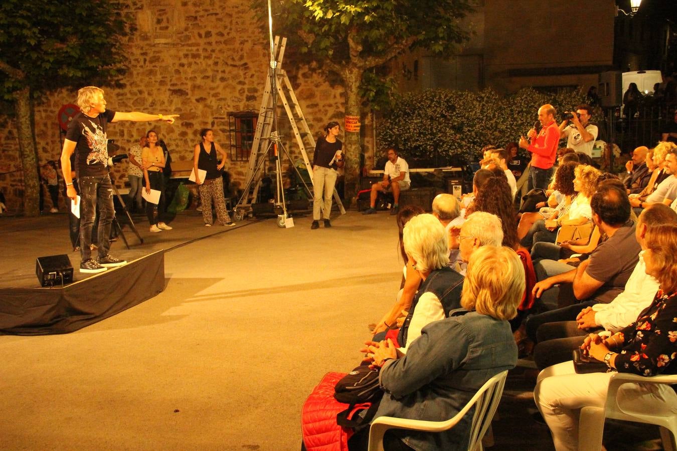 Jesús Calleja congrega a un millar de personas en Potes para ver las imágenes grabadas para 'Volando Voy'