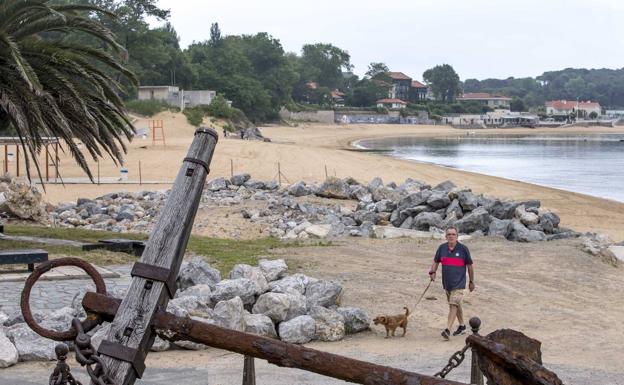 El secretario de Estado de Medio Ambiente no aclara ahora si habrá o no rellenos en La Magdalena tras el verano