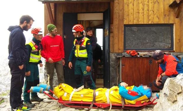 El Greim evacúa a un varón rescatado por los guardas del refugio del Collado Jermoso