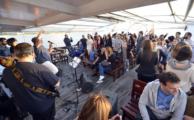 'La Noche es Joven' ofrece este sábado una propuesta que combina un viaje por la bahía con humor y música