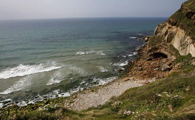 Identificados los restos de un joven hallados hace 25 años en la playa de la Tablía, en Suances