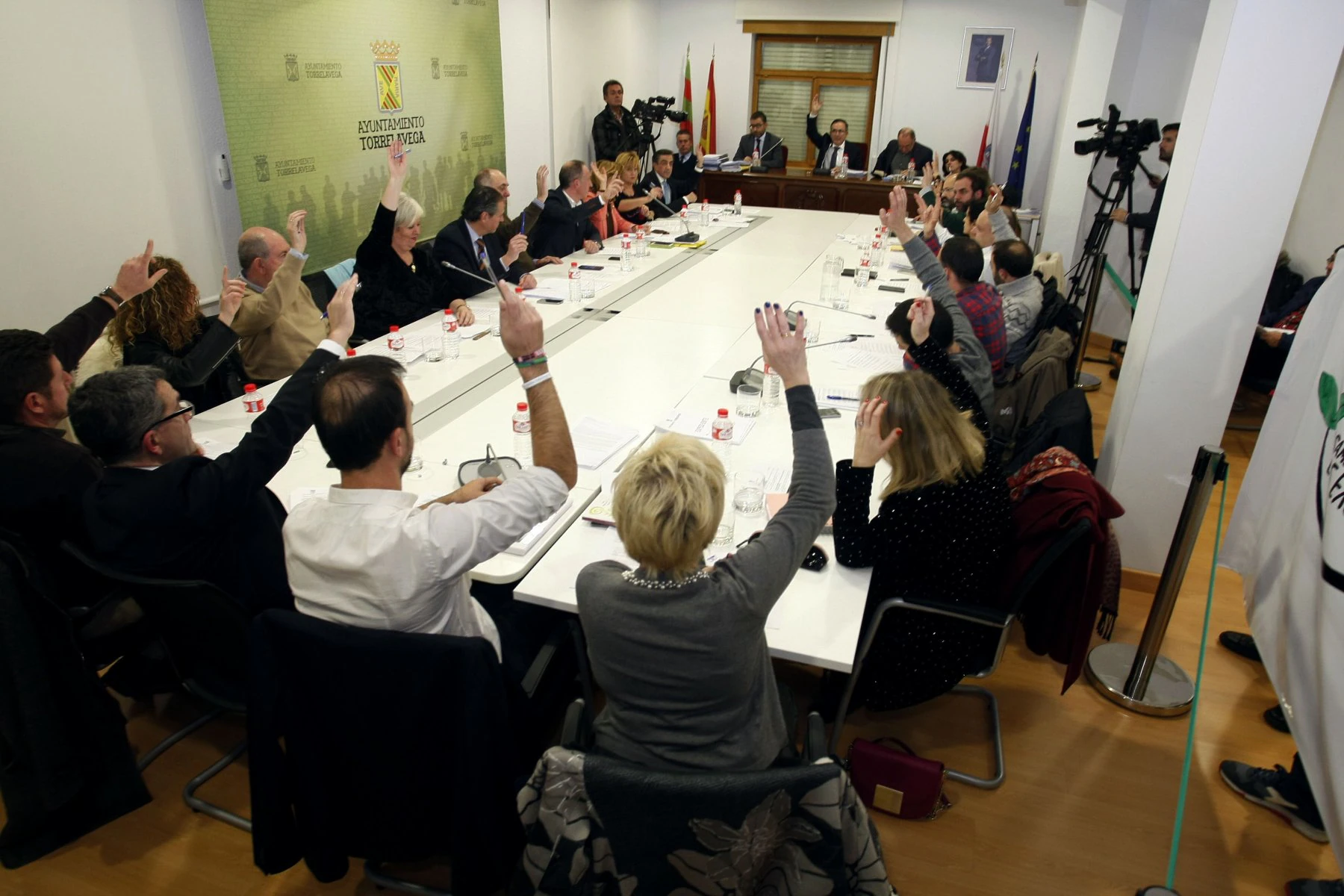 Alcaldes y concejales de Cantabria empiezan por subirse sus sueldos