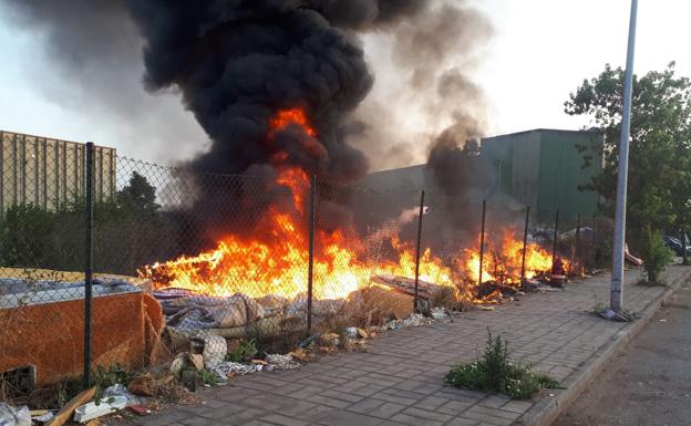 Incendio en un vertedero incontrolado junto a la fábrica GSW de Nueva Montaña