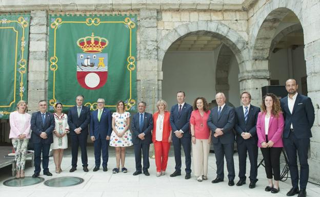 Paula Fernández, Francisco Martín, José Luis Gochicoa, Guillermo Blanco y Marina Lombó, consejeros del PRC en el nuevo Gobierno