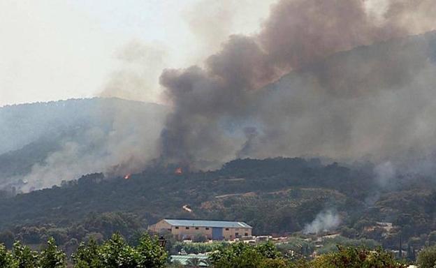 Los Bomberos luchan en Toledo y Madrid para que fuego no avance hacia las poblaciones de Almorox y Cadalso