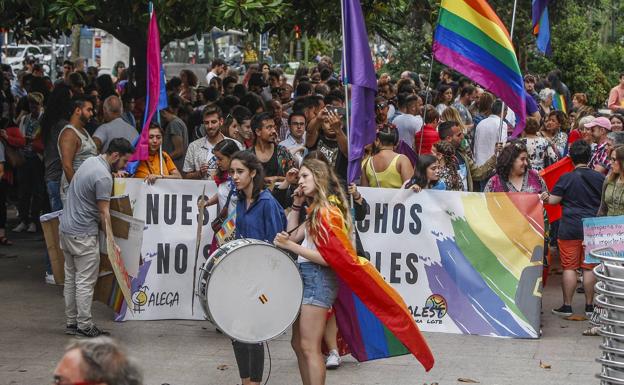 El orgullo sale a la calle por una ley LGTB en Cantabria