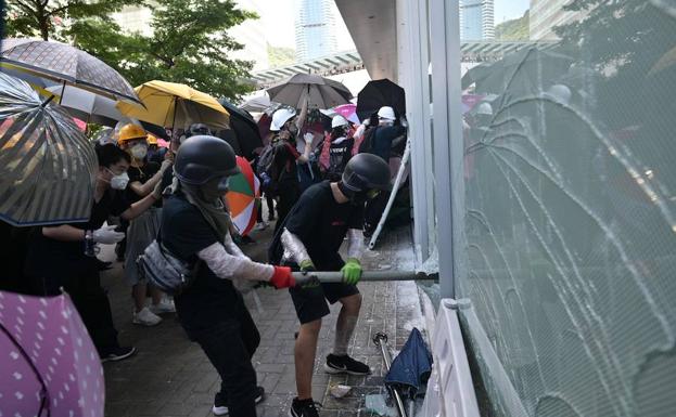 Batalla campal en el Parlamento de Hong Kong