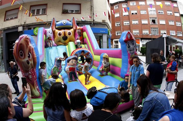 San Ferminuco tiñe de blanco y rojo el Barrio de Quebrantada