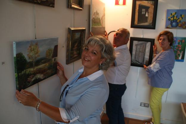 El grupo de pintura de El Tolle aporta su granito de arena en forma de lienzo