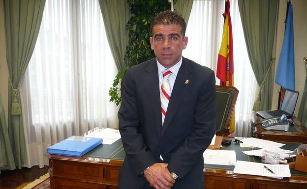 El alcalde de Argoños, Barruetabeña, seguirá cobrando el mismo sueldo que hace 12 años