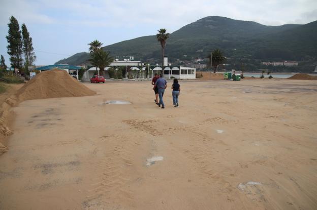 El Ayuntamiento de Laredo acaba con la acumulación de arena de El Puntal