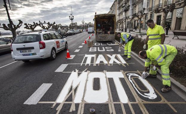 El Ayuntamiento no tiene una fecha para la retirada del carril-bus y lo consultará con los afectados