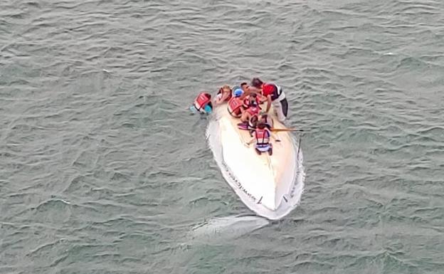 Rescatados siete niños y un monitor tras volcar su barco de vela en El Puntal