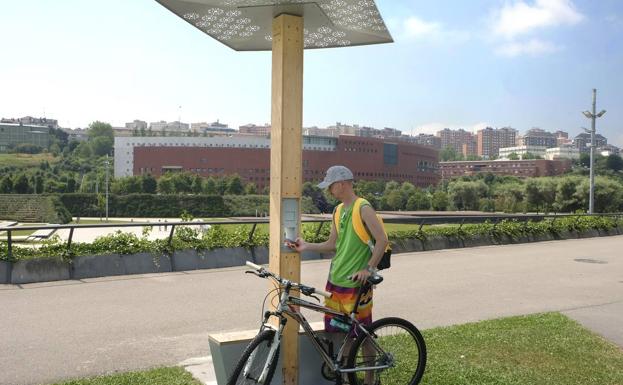 Santander ya cuenta con postes para cargar dispositivos móviles de forma gratuita