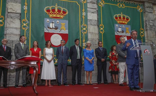 Revilla pide a los nuevos consejeros que den «lo máximo» para que Cantabria «siga mejorando»