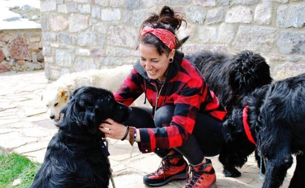 Tania Plaza, la única mujer responsable de un refugio de montaña en España